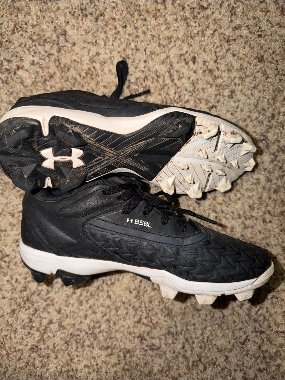 Under Armour Black 4.5 boys baseball cleats - Picture 3 of 5